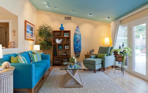 Матова натяжна стеля ніжного бірюзового кольору у вітальні створює ефект легкості та гармонії, додаючи приміщенню морського настрою. Вбудоване точкове освітлення підкреслює затишок, а поєднання з теплими відтінками інтер’єру робить простір свіжим і стильним. Ідеальне рішення для створення атмосфери відпочинку та релаксу.