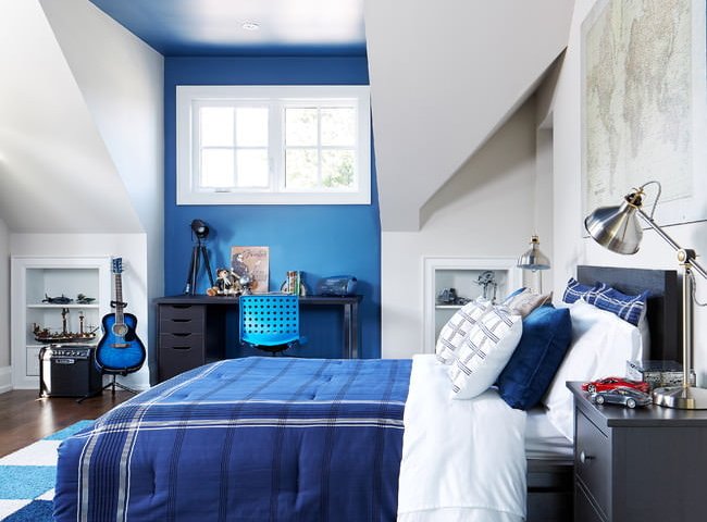 Матова натяжна стеля глибокого синього кольору в мансарді додає інтер’єру стильного характеру та затишку. Контраст із білими стінами підкреслює геометрію простору, роблячи кімнату візуально гармонійною. Ідеальне рішення для сучасного дизайну, що поєднує комфорт і виразність.